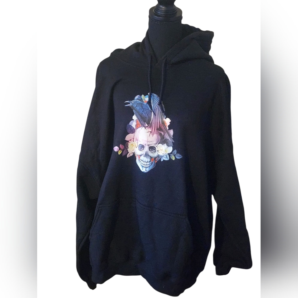 Black Hoodie with Skull and Raven Graphic Pullover With Kangaroo Pocket